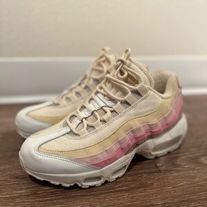 Nike Women's  Natural Dye Collection Sneakers  Size 7